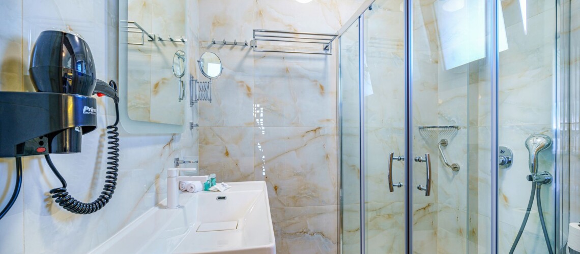 _suite bath_resized